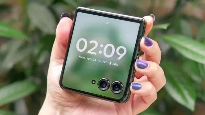 Motorola Razr 50 Ultra price cut by Rs 30,000, buy now for just Rs 69,990