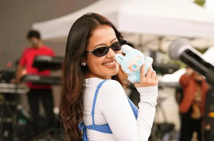 Neha Kakkar shared pictures wearing a blue bra over a top, trolls said - she has lost her mind