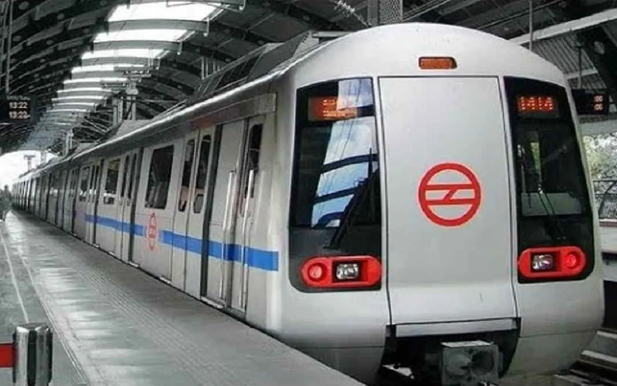 Metro Timing Change: DMRC has changed the timing of the metro, know at what time the last metro will be available today. Metro Timing Change: DMRC has changed the timing of the metro, know at what time the last metro will be available today.