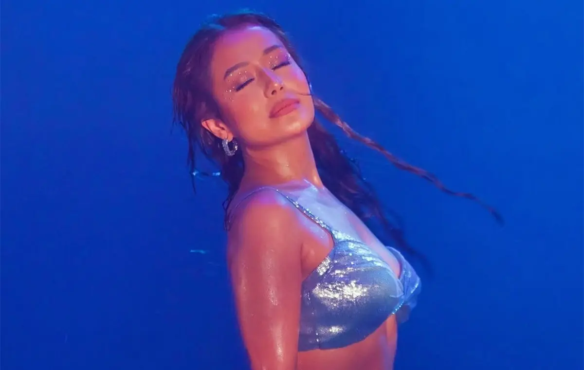 Neha Kakkar's bold look in bralette-short skirt, gave sexy pose in water, see pictures