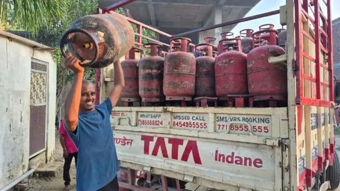 LPG Gas Price: LPG gas cylinders are available for Rs 300 cheaper in these cities, check the new rates