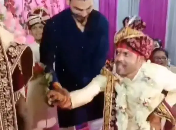 Viral Funny Video: Groom did such a thing while proposing to the bride on stage, the video went viral