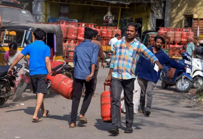LPG Gas Cylinder Gas cylinder will be available for Rs 300, the government announced
