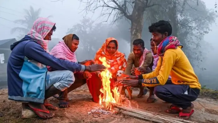 UP Weather: Fog and icy winds leave people shivering in Uttar Pradesh, IMD issues warning
